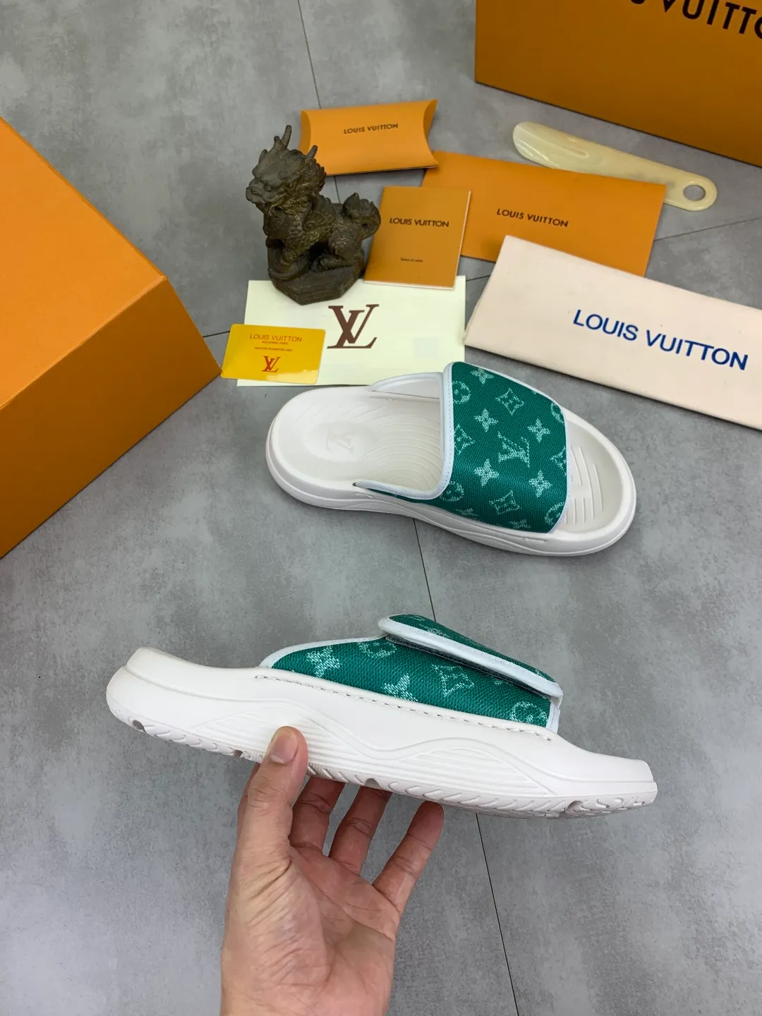 Men's shoes 💰P320💰【New style】🆘 Original quality 【LOUIS VUITTON】The popular Louis Vuitton LV men's slippers on the official website are on sale simultaneously! Original fabric imported from Italy. Original bottom provided by the original factory. Number of yards: 38-44 (customized to 45). Multiple colors to choose from. Fully packaged drawer box.